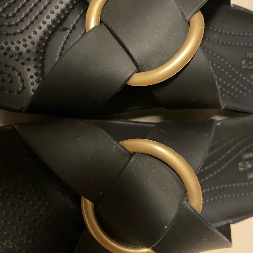 Crocs Women’s Black Criss-Cross Sandals w/Brushed Gold Circle, Size 8, EUC - Picture 2 of 5